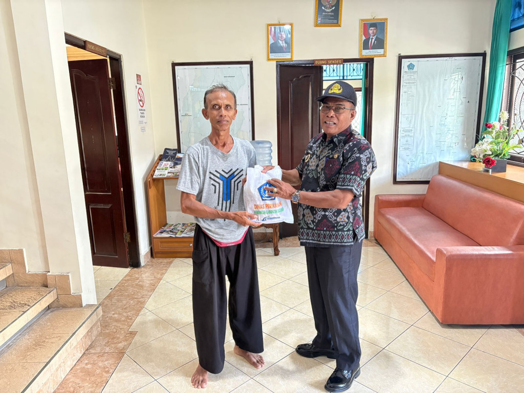Perbekel Desa Baha Serahkan Paket Olahan Ikan kepada Balita Kurang Gizi
