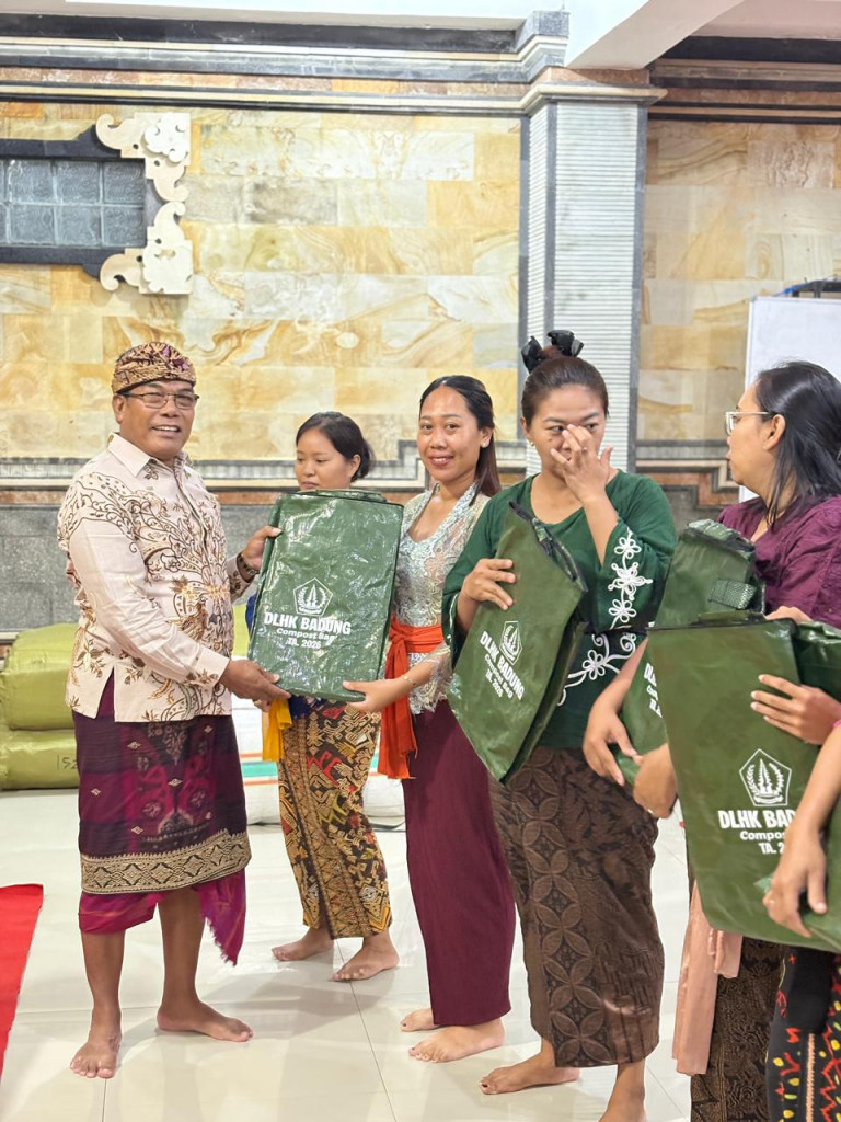 Sosialisasi Pengelolaan Sampah Berbasis Sumber (PSBS) di Masing-Masing Banjar se-Desa Baha.