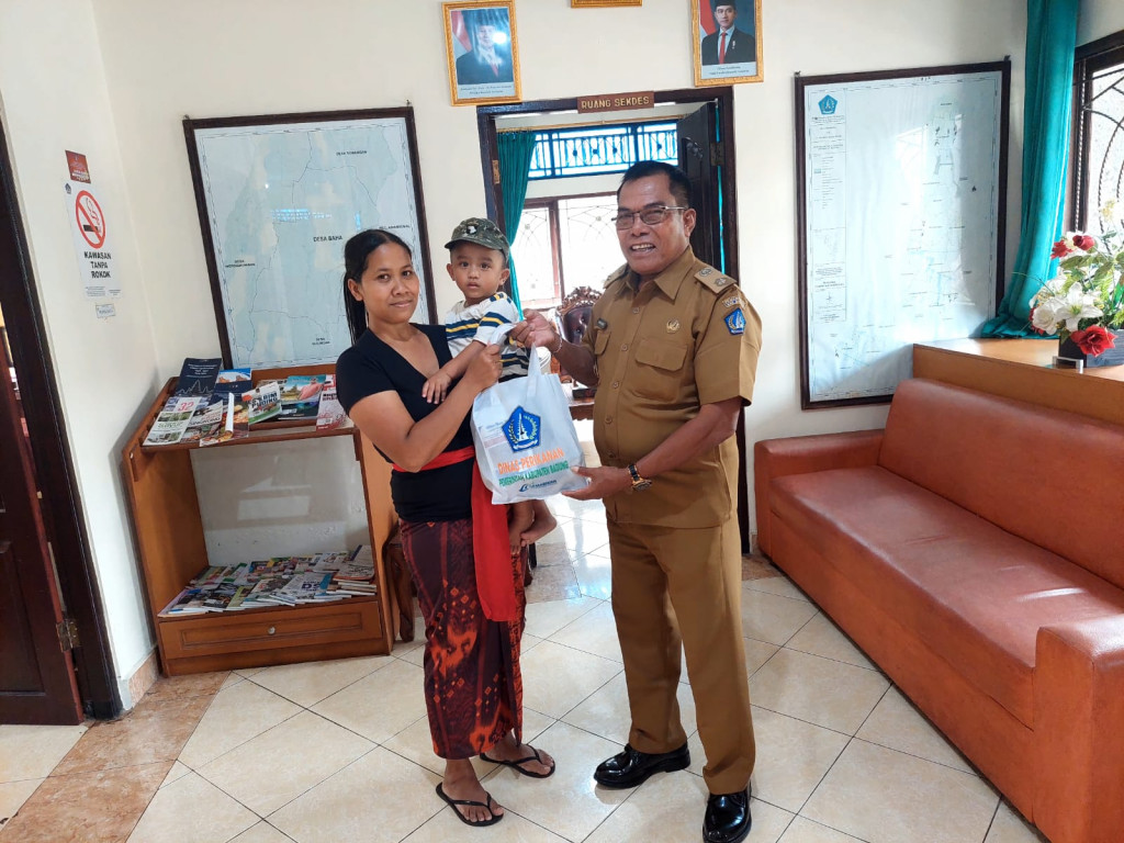 Pemerintah Desa Baha Bersama Dinas Perikanan Badung Salurkan Paket Olahan Ikan untuk Balita Kurang Gizi