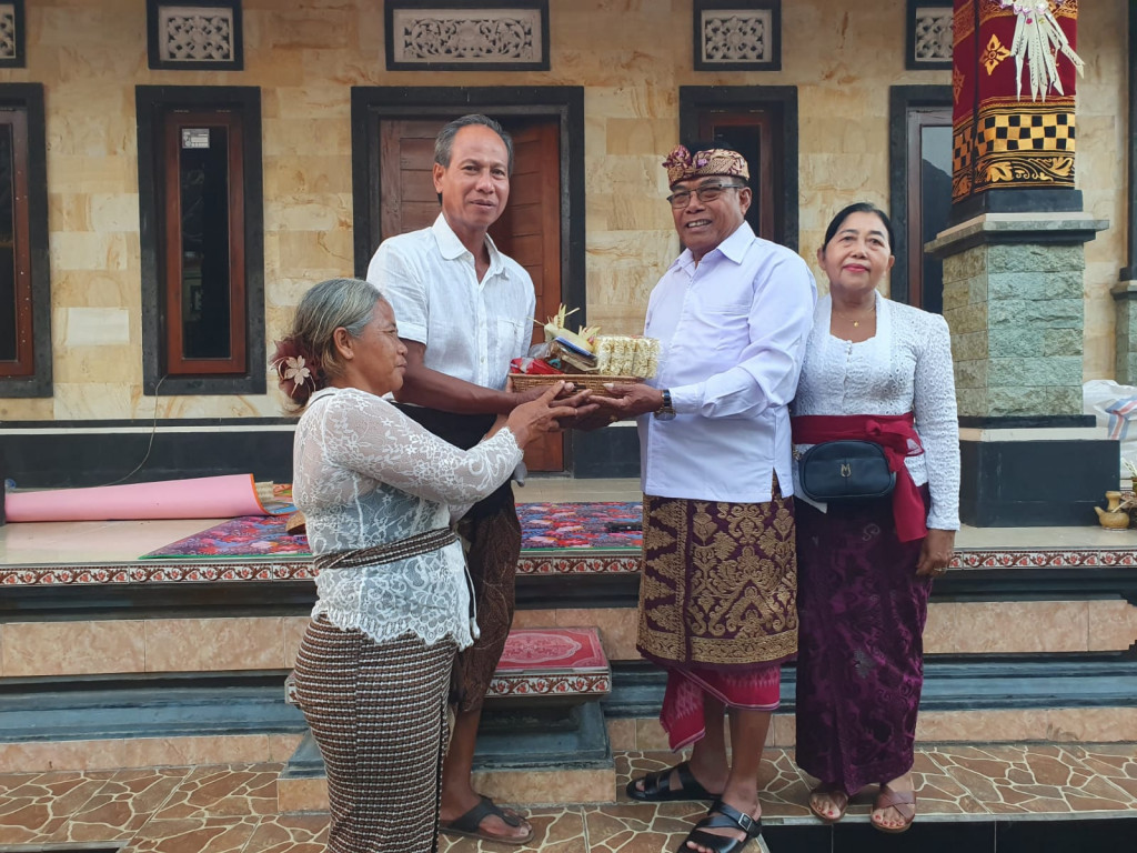 Perbekel Desa Baha Hadiri Rangkaian Uleman Piodalan Anggara Kasih Medangsia di Sejumlah Merajan Ageng dan Pura