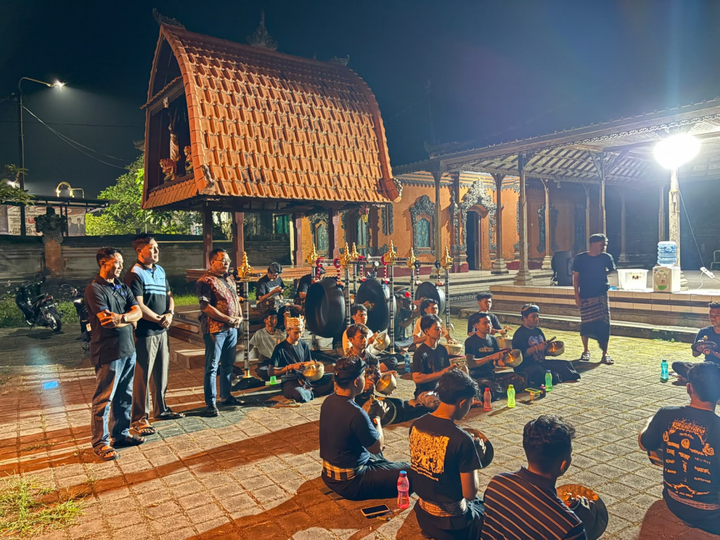 Bapak Perbekel  Monitoring Persiapan Tim Baleganjur Remaja Menuju Lomba Tingkat Kecamatan