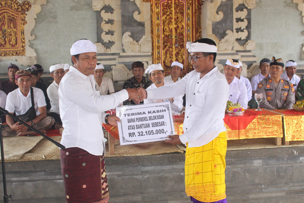 RINGANKAN BEBAN KRAMA DESA JEMPANANG, PERBEKEL BELOK/SIDAN BERIKAN BANTUAN DANA NGABEN MASAL.