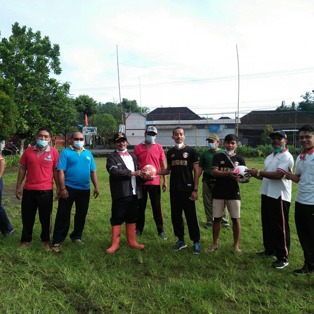 Penyerahan Bantuan Bola Volly