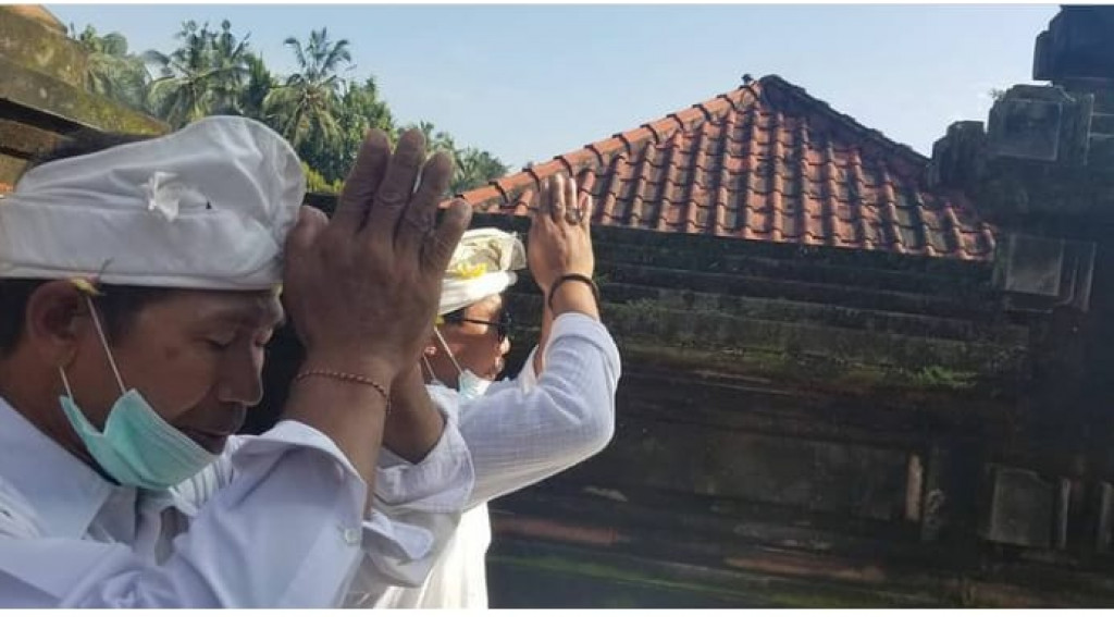 Persembahyangan Purnama bersama seluruh Perangkat Desa