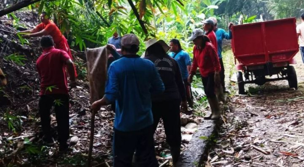 Pembersihan di sepanjang jalan pangkung