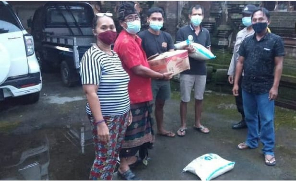 Penyerahan Bantuan Sembako Kepada Warga yang Terpapar Covid-19