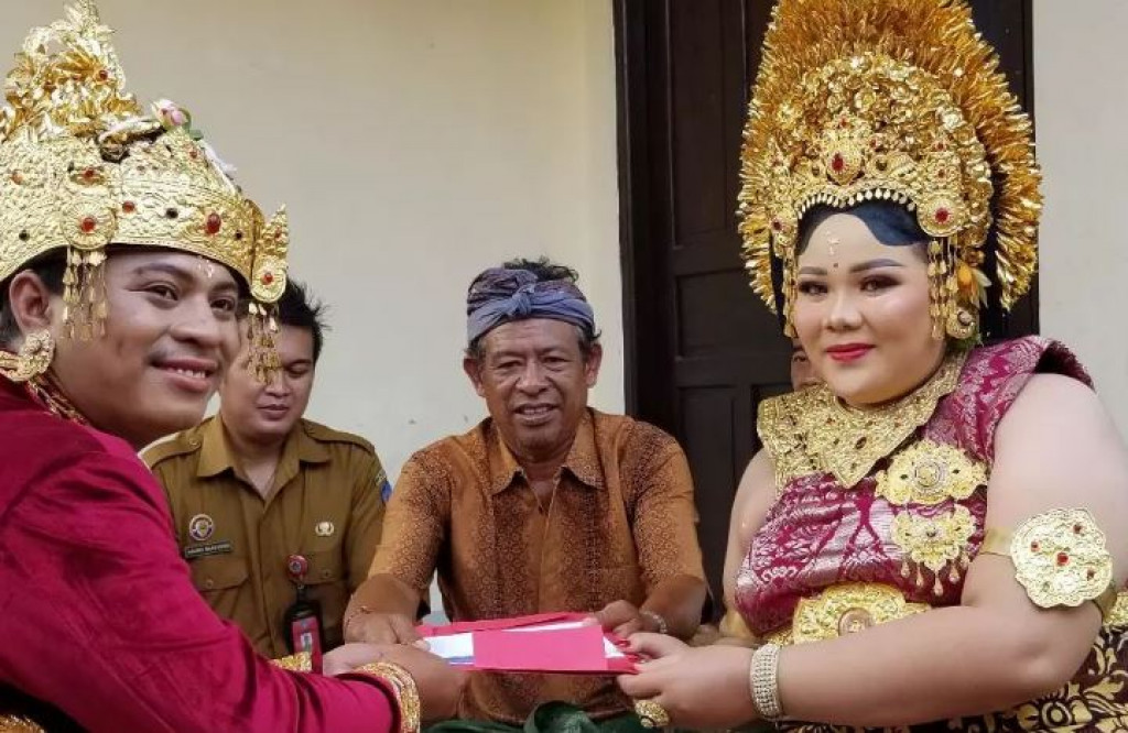 Pemerintah Desa Bongkasa Bersama Disdukcapil Serahkan Akta Perkawinan