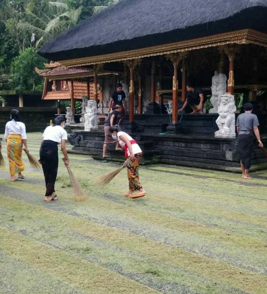 Sekaa Truna Banjar Kedewatan Berkolaborasi Menjaga Kebersihan Pura