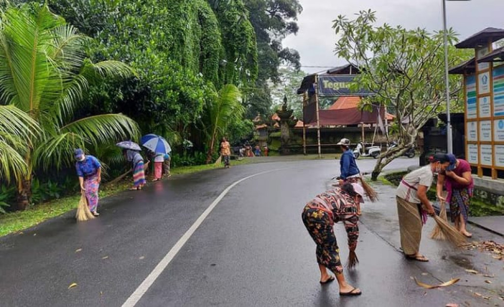 Aksi Nyata PKK Banjar Kedewatan Bersihkan Lingkungan Banjar Dari Sampah