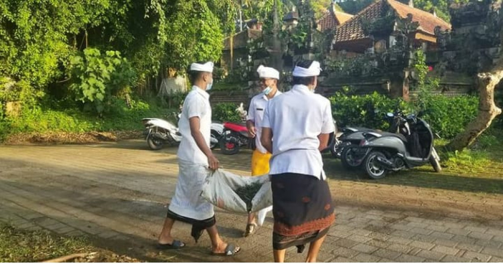 Krida dan Jumat Bersih di Lingkungan Pura Desa Bongkasa