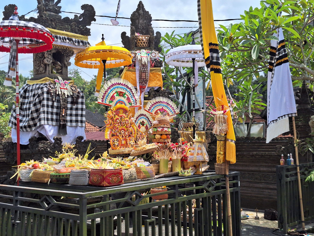 Upacara Piodalan di Pelinggih Kantor Desa