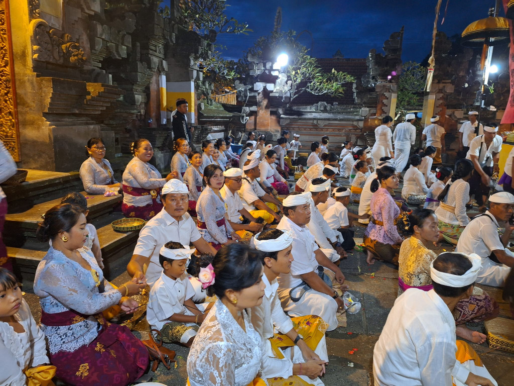 Perbekel Desa Bongkasa Pertiwi beserta Perangkat, staff Desa dan PKK Desa Bongkasa Pertiwi melaksanakan persembahyangan bersama di Pura Masceti Br. Tegal Kuning