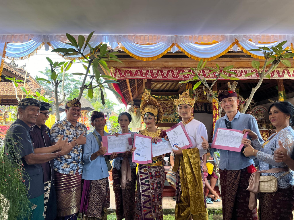 Menghadiri Undangan Pernikahan Sekaligus Penyerahan Akta Pernikahan