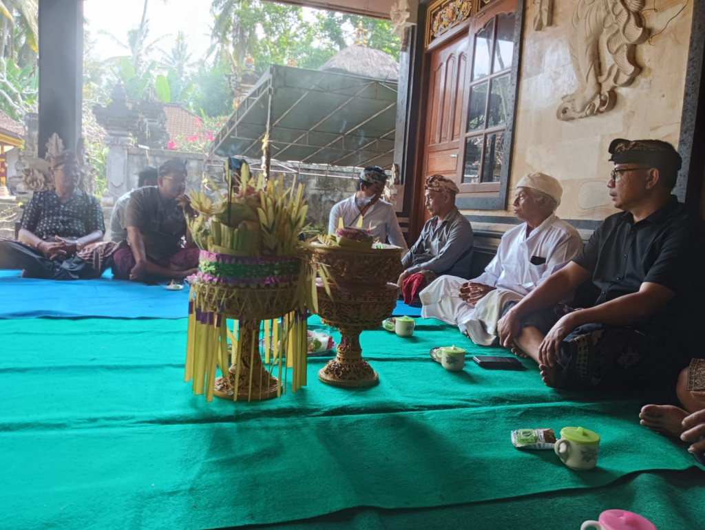 Acara Medarmasuaka di rumah Ni Ketut Purnati , Br . Karang Dalem 2