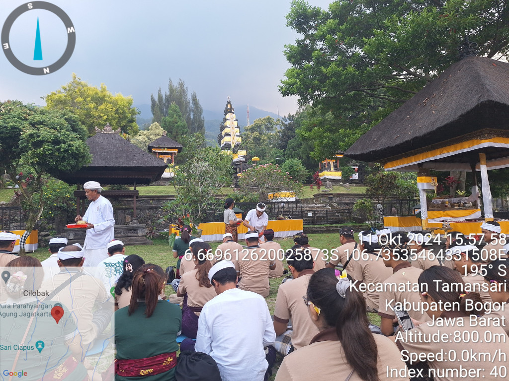 Sembahyang Bersama di Pura Gunung Salak