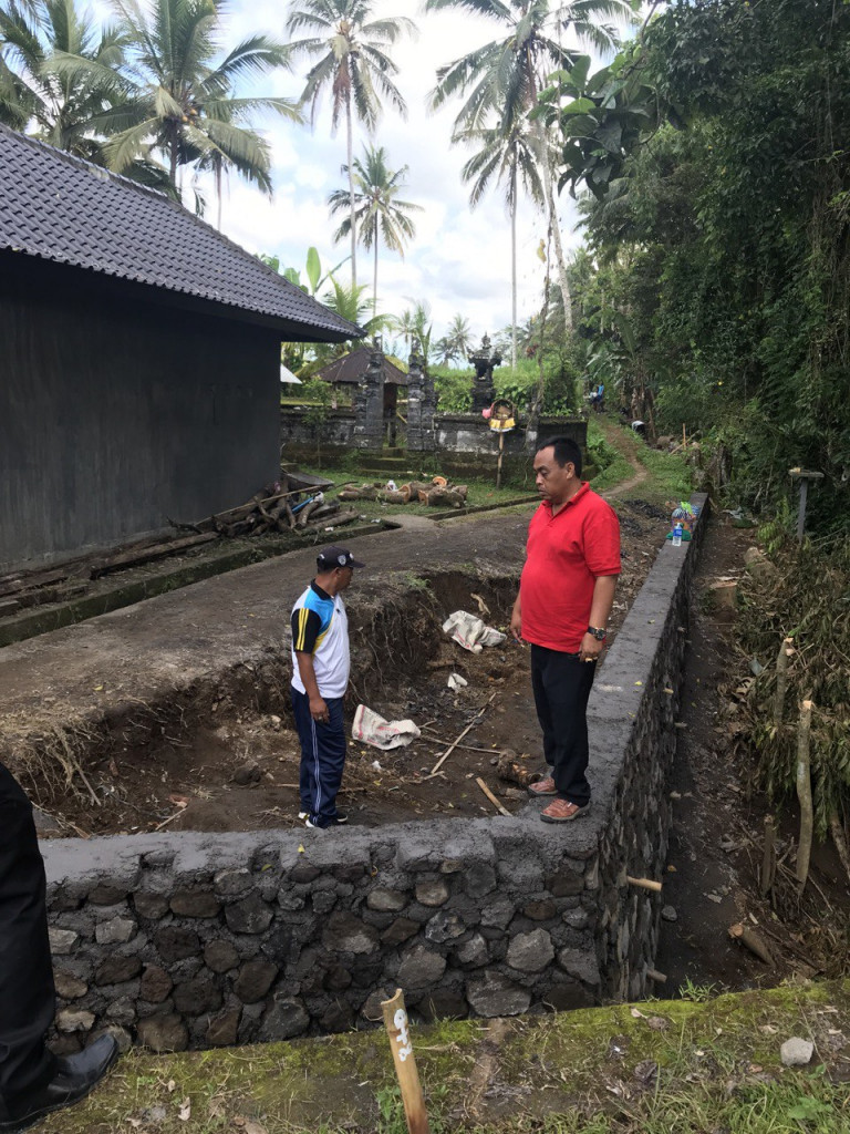 Diharapkan Rampung Tahun Ini, Perbekel Tinjau Proses PEmbangunan Fisik di Desa Carangsari