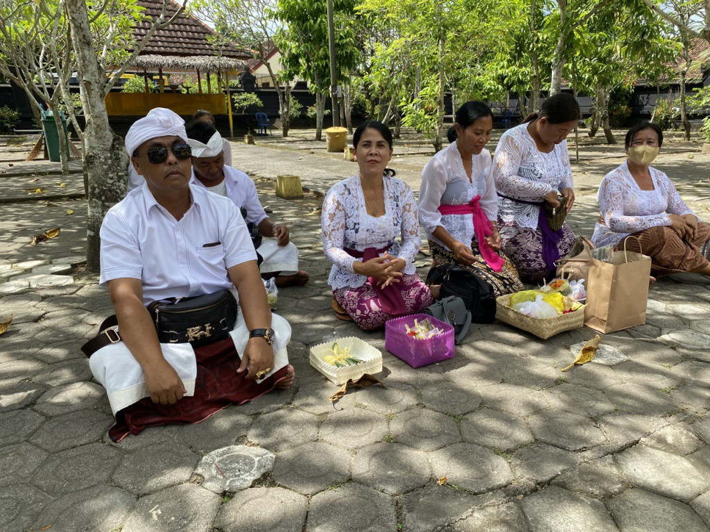 Tingkatkan Sradha Bhakti, Perbekel dan Pemangku Khayangan Se Desa Carangsari Lakukan Bhakti Penganyaran