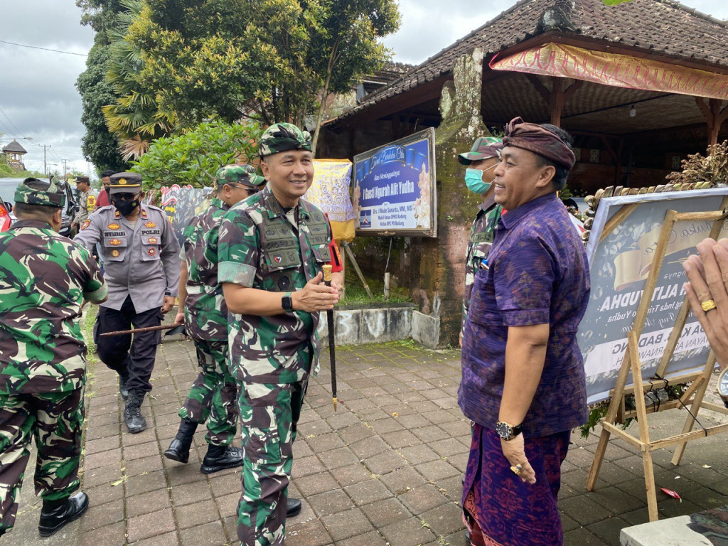 Melayat Ke Puri Ngurah Rai, DANREM Disambut Langusung Oleh Perbekel Carangsari