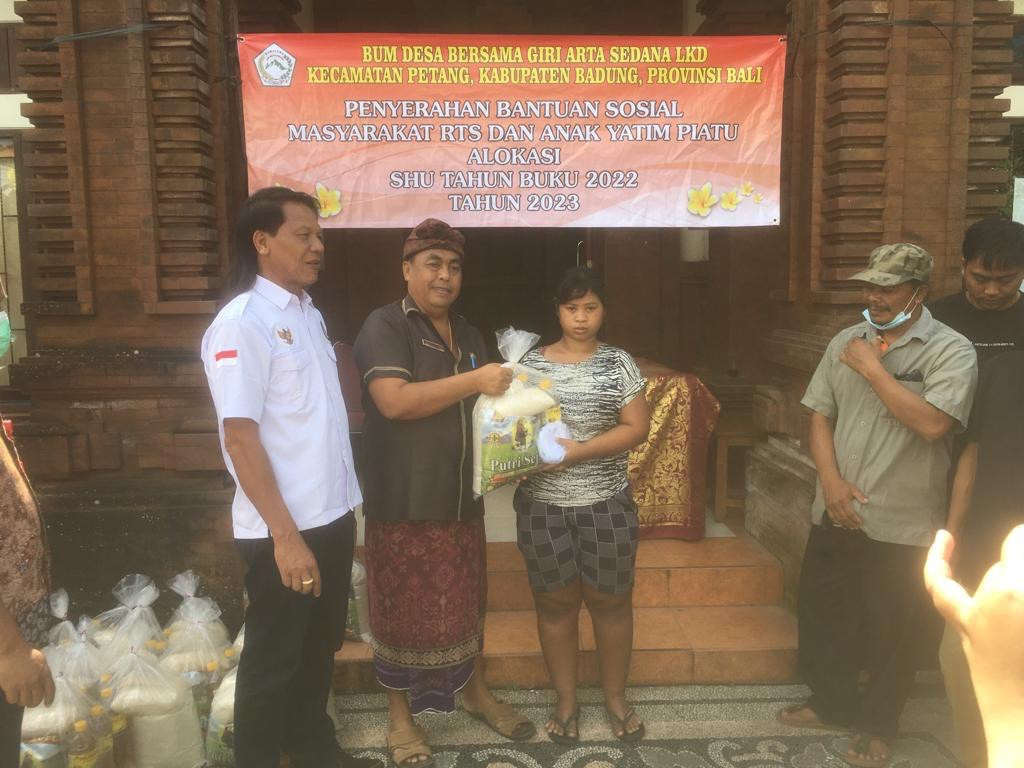 BUMDESMA Serahkan Bantuan Sosial Kepada Penyandang Disabilitas dan Anak Yatim