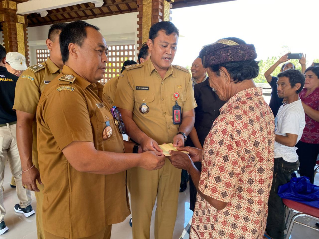 PEMKAB BADUNG SALURKAN BANTUAN PEMULIHAN AKIBAT BENCANA DI CARANGSARI