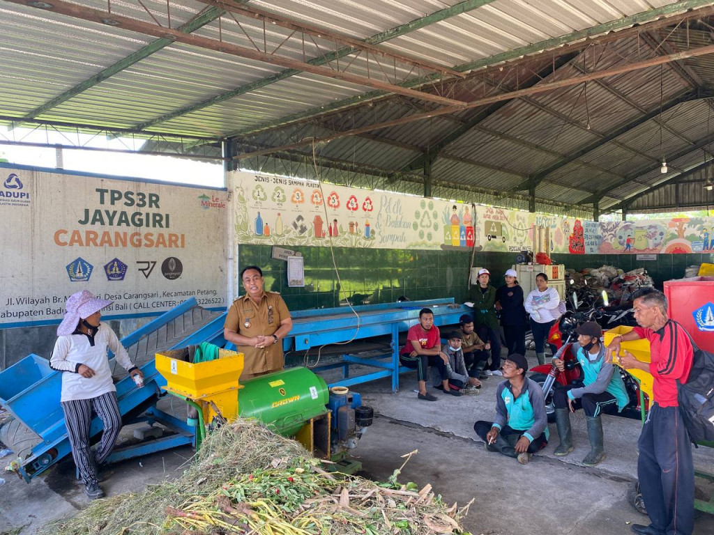 PERBEKEL CARANGSARI EVALUASI TPS3R GUNA OPTIMALKAN PENANGANAN SAMPAH DI DESA CARANGSARI