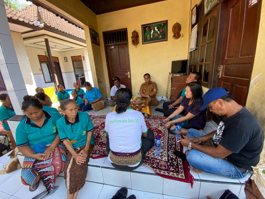 KEMBANGKAN PRODUK MELALUI POTENSI LOKAL PEMERINTAH DESA DAMPINGI KABU SARI NADHI CARANGSARI