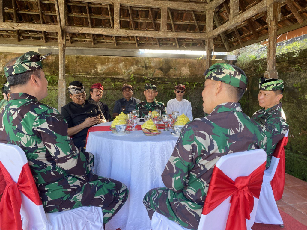 PANGDAM IX UDAYANA KUNJUNGI PURI I GUSTI NGURAH RAI CARANGSARI