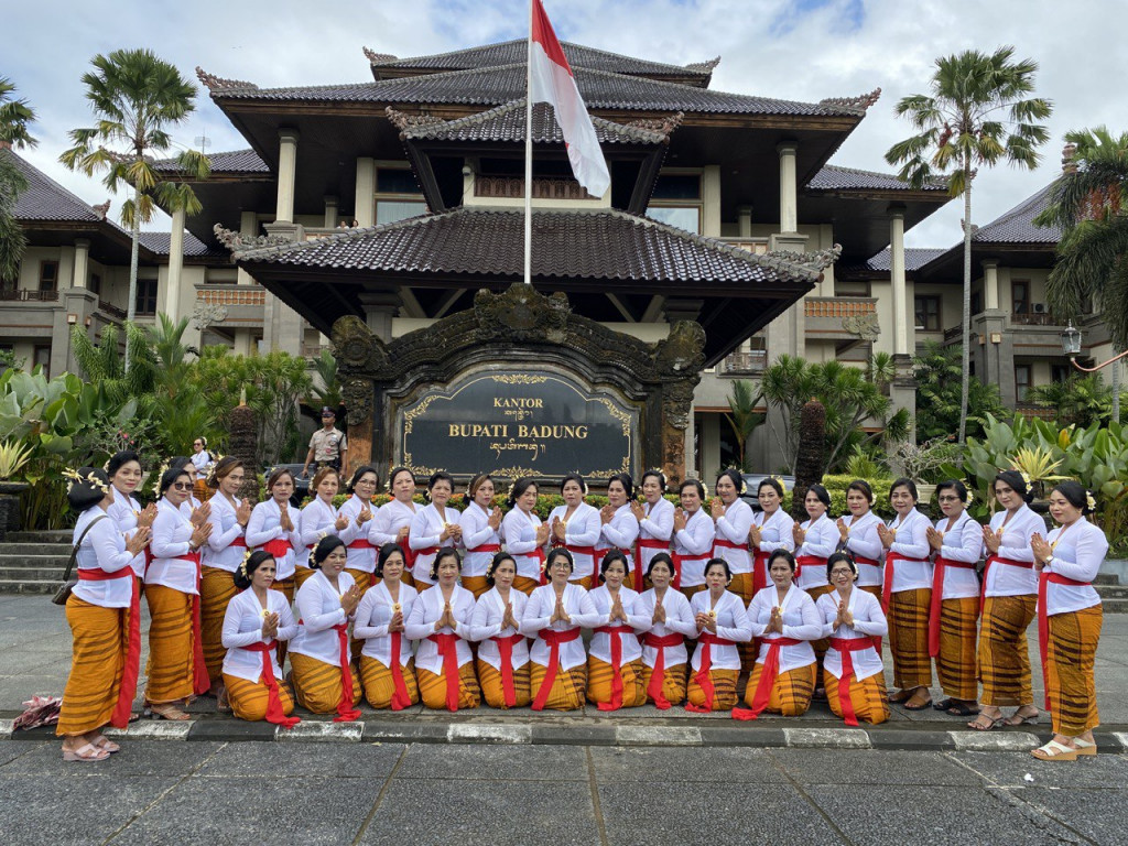 PKK DESA CARANGSARI NGAYAH TARI REJANG GIRI PUTRI