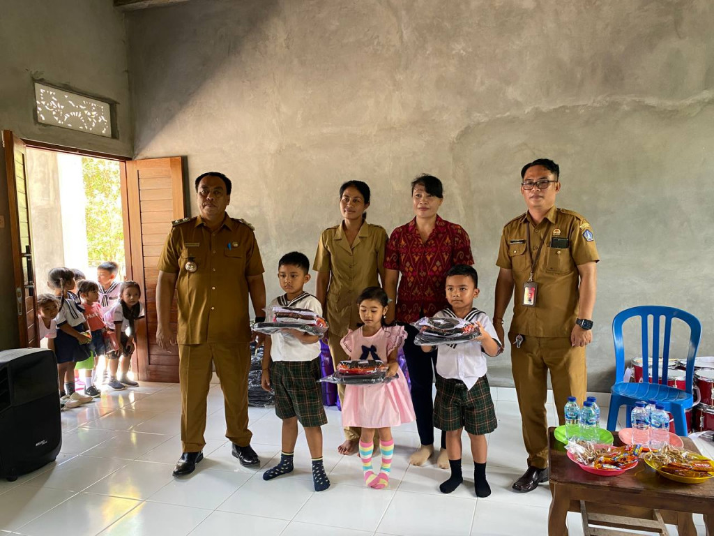 Pemerintah Desa Carangsari Serahkam Seragam Kepada Peserta Didik PAUD dan TK