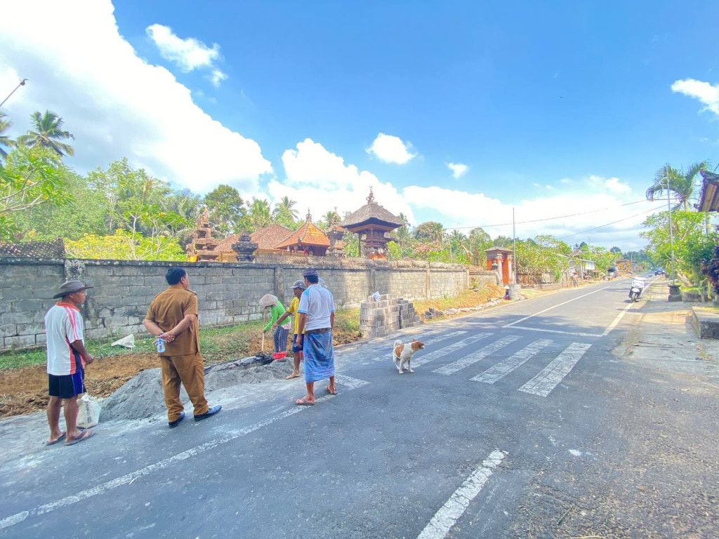 Perbekel Tinjau Langsung Kegiatan Penataan Lingkungan di Banjar Sangut