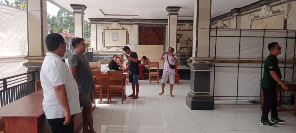 Perbekel Carangsari, Tinjau Pembuatan Tempat Pemungutan Suara (TPS) di Desa Carangsari