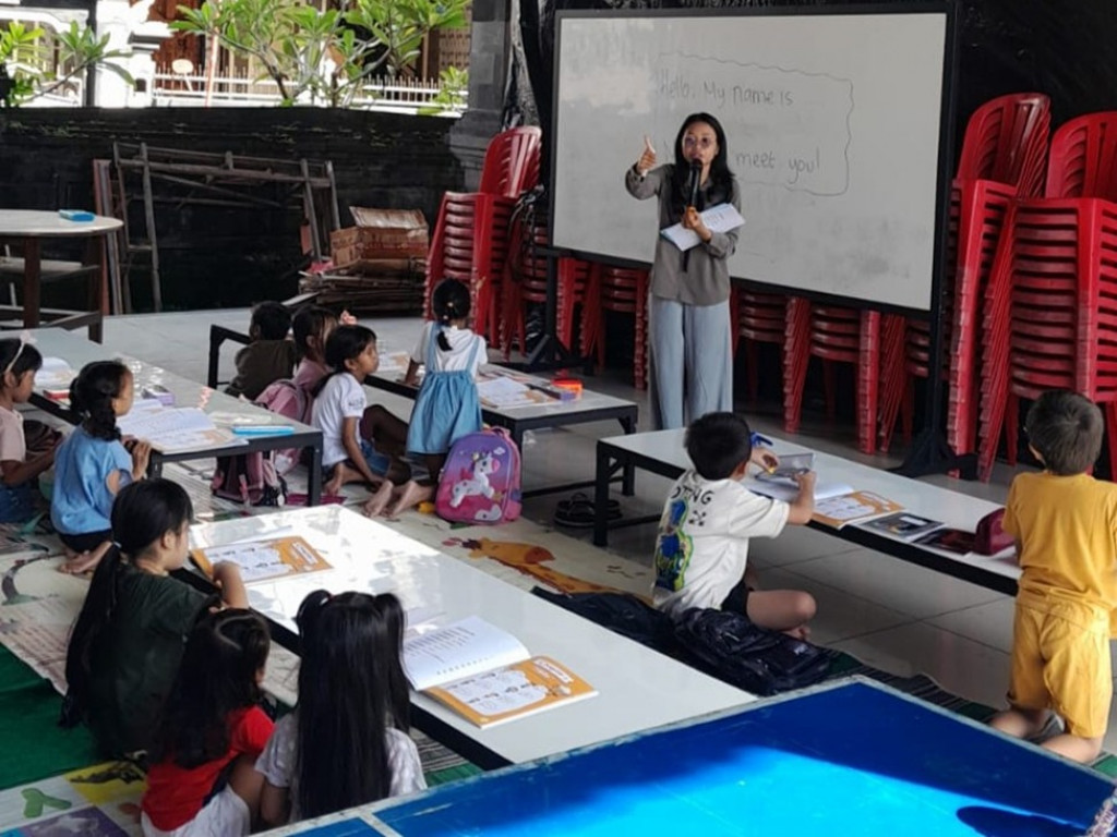 Banjar Tegal Luwih Gelar Bimbel Bahasa Inggris Gratis