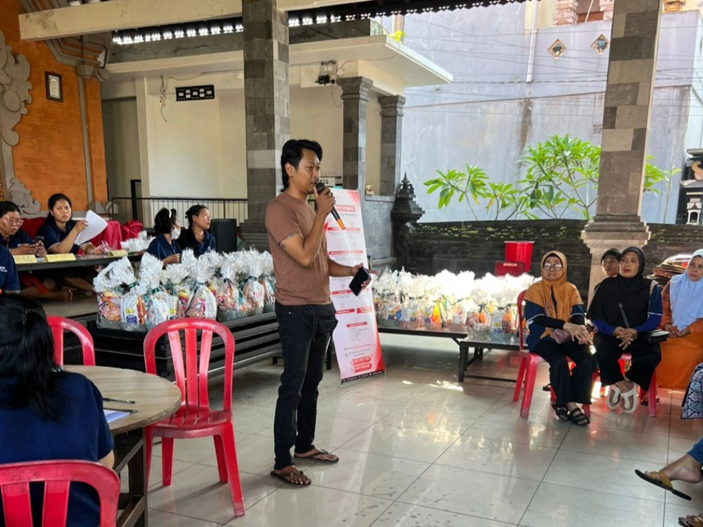 Sosialisasi Pemilahan Sampah dari Rumah Tangga di Br.Tegal Luwih