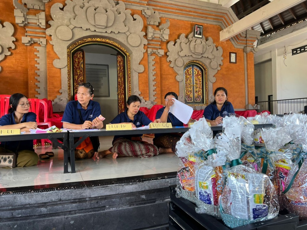 Sambut Hari Besar Keagamaan: PKK Tegal Luwih Bagikan Parcel