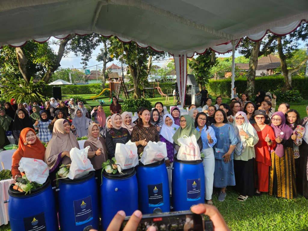 Penyerahan Hampers dan Tong Komposter pada Pelatihan Garnis dan Fruit Carving
