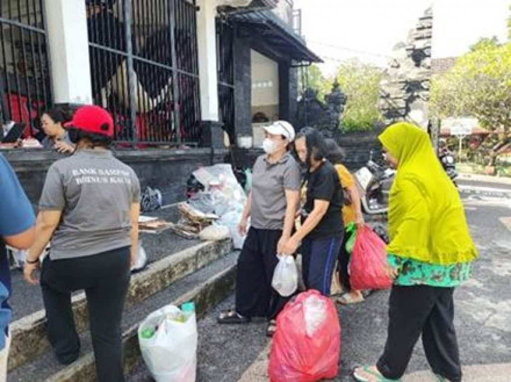 Bank Sampah di Br. Bhinus Kauh Jadi Solusi Sampah Daur Ulang