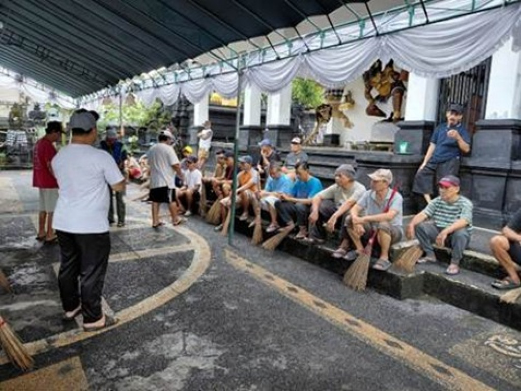 Br. Bhinus Kauh Gelar Gotong Royong, Lingkungan Jadi Bersih dan Nyaman