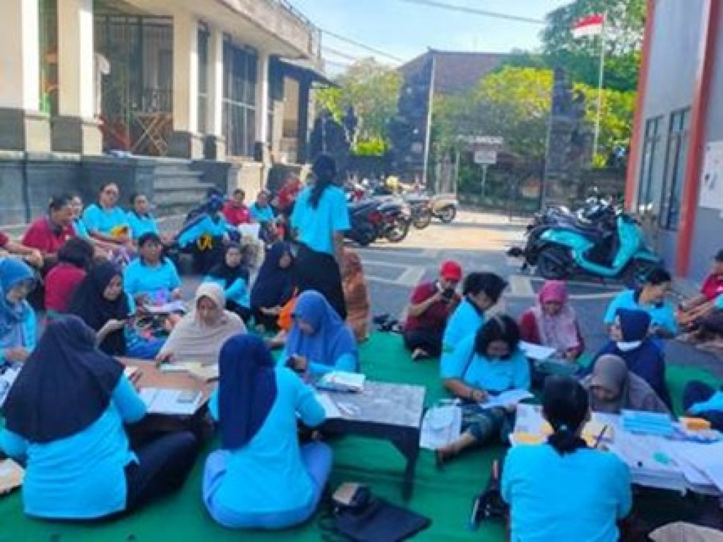 Kelompok PKK Bhineka Nusa Kauh Gelar Arisan Rutin