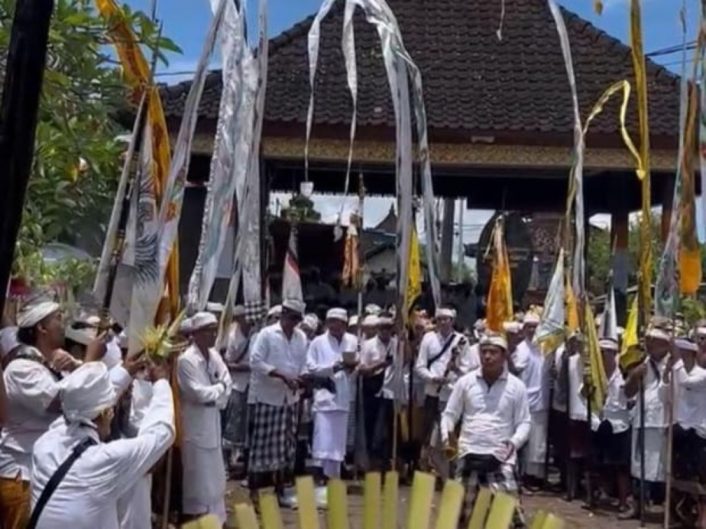 Sakral dan Khidmat, Masyarakat Padati Pura Desa lan Puseh