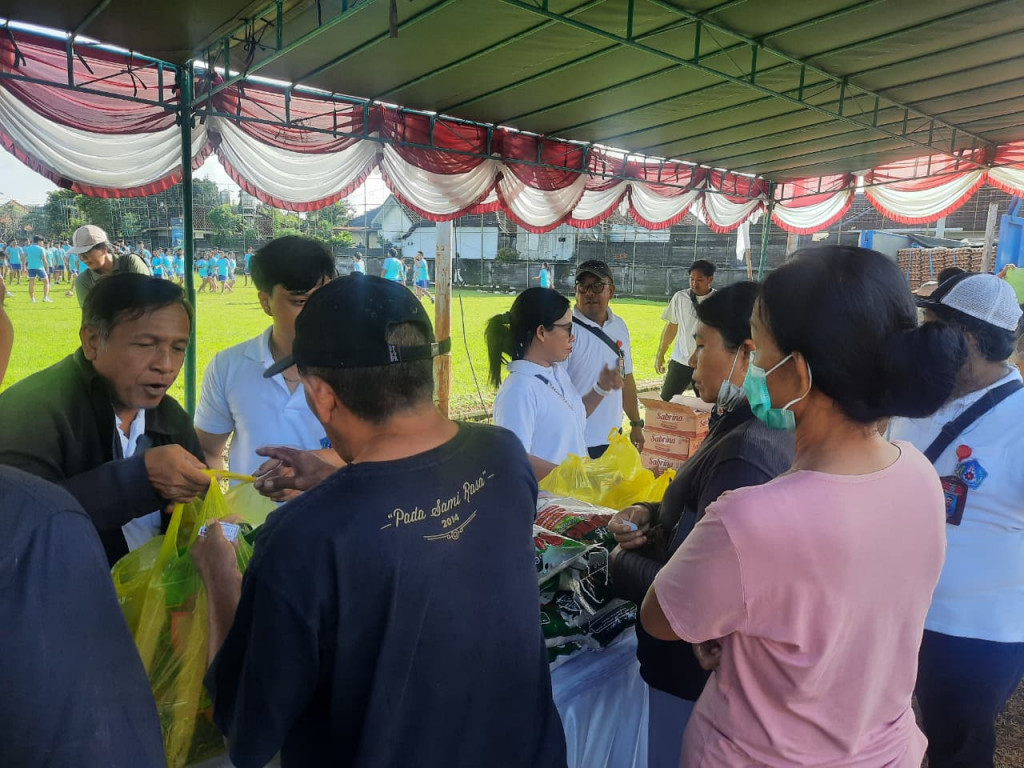 Masyarakat Dalung Ikuti Pasar Murah oleh DISKOPUKMP Badung