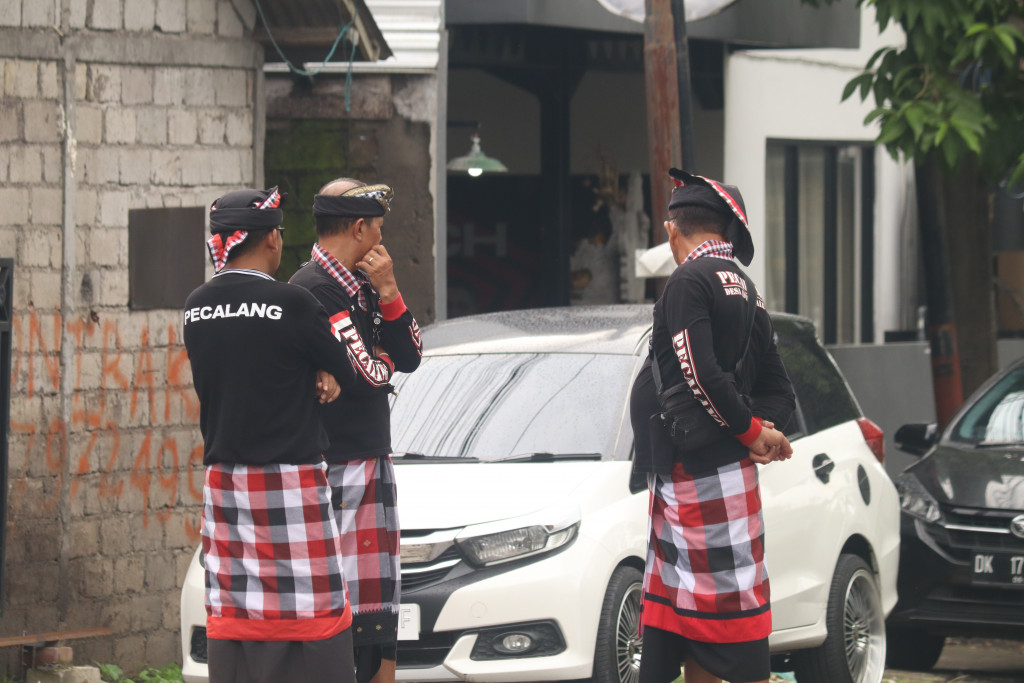 Pecalang Desa Adat Dalung Jaga Suasana Kondusif Selama Upacara Pemahayu Jagat
