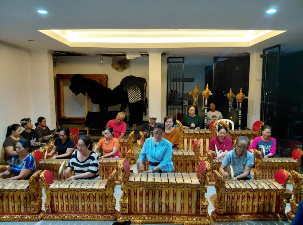 PKK Banjar Bhineka Nusa Kauh Dalung Adakan Latihan Megambel dalam rangka Piodalan Pura Banjar