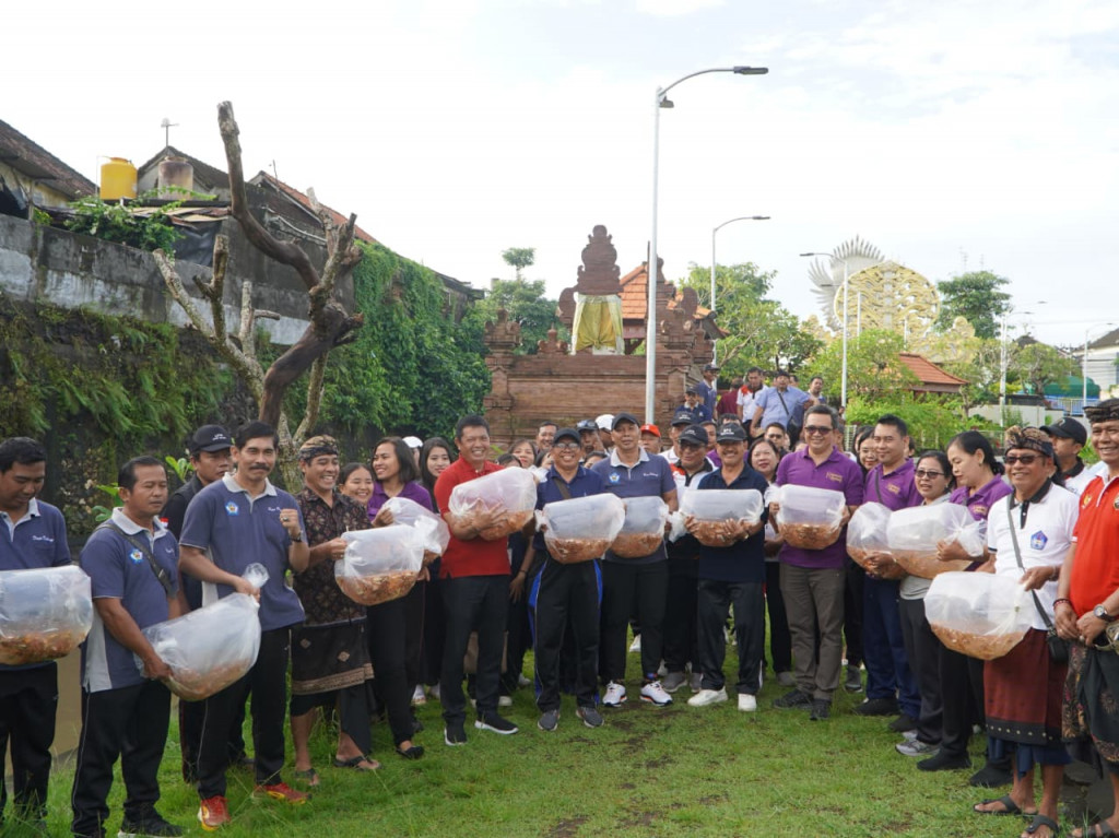 Dukung Program Green Dharma, Kemenag Badung Tebar 100.000 Benih Ikan di Desa Dalung