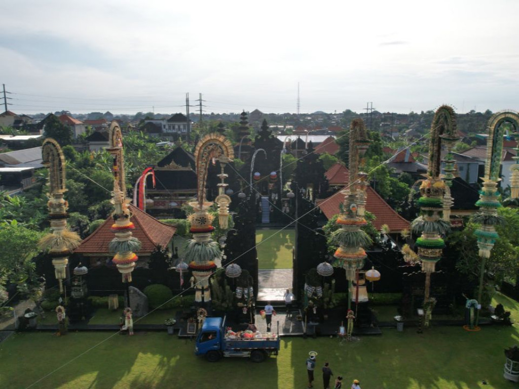 Enam Penjor Besar Hiasi Festival Budaya Desa Adat Padang Luwih IV di Desa Adat Padang Luwih, Dalung