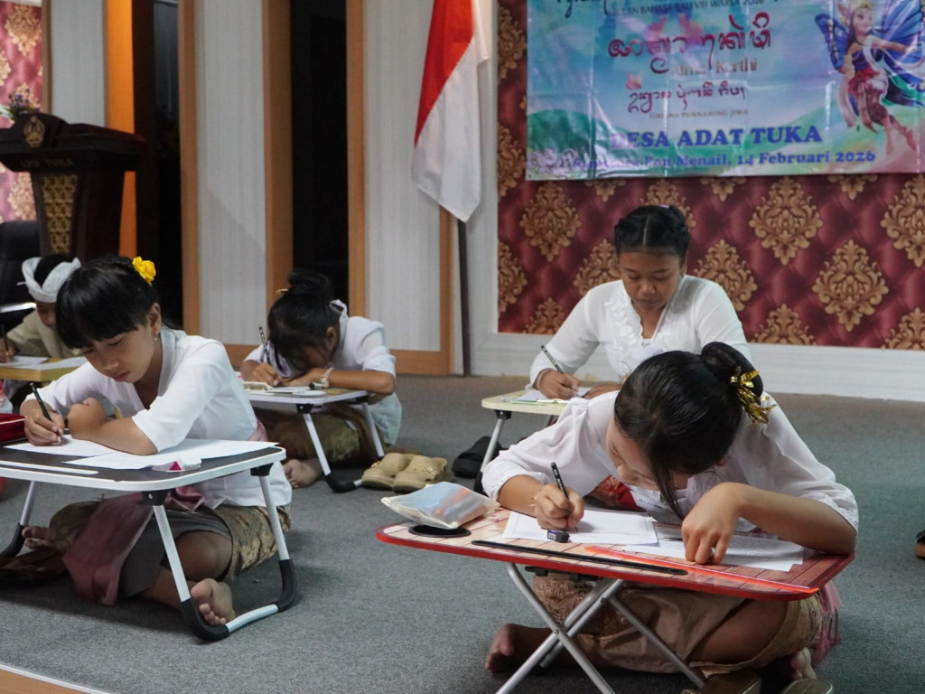Generasi Muda Melestarikan Budaya Bali, Siswa-Siswi Antusias Ikuti Lomba Nyurat Aksara Bali
