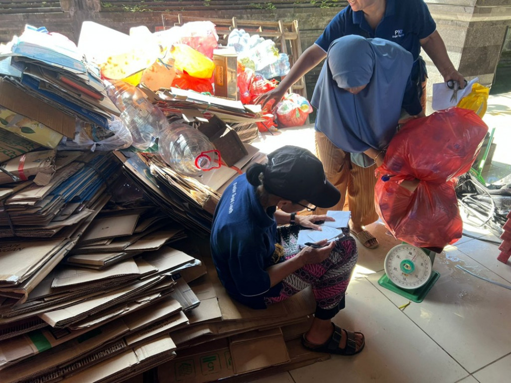 Giat Aksi Percepatan Pengelolaan Sampah Berbasis Sumber di Banjar Tegal Luwih, Dalung 