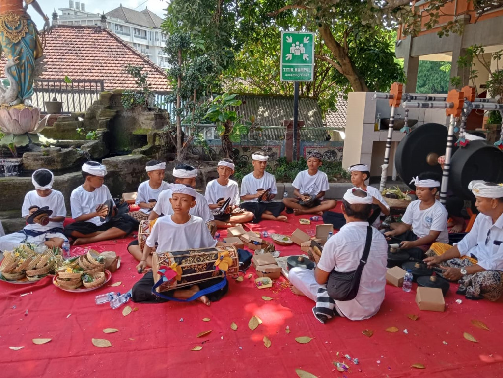 Harmoni Gamelan Mengiringi Sakralnya Prosesi Melaspas Gedung Baru SDN 5 Dalung