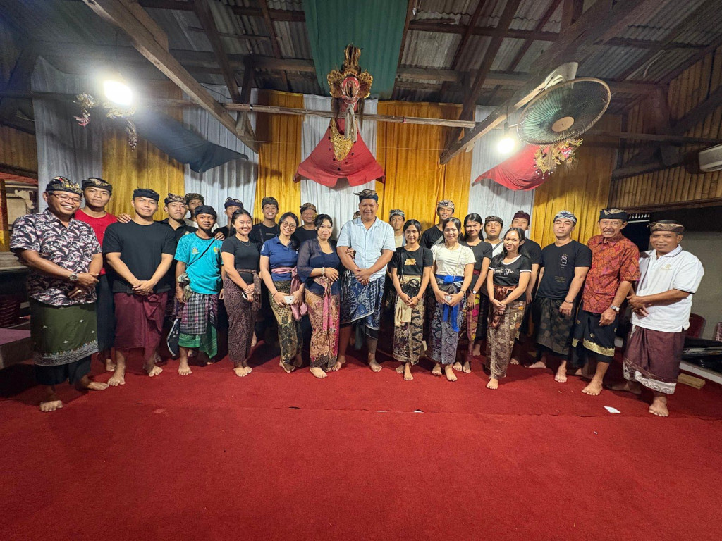 Kebersamaan Patisan Tri Tunggal dalam Tradisi Madelok Anten di Banjar Padang Bali Dalung