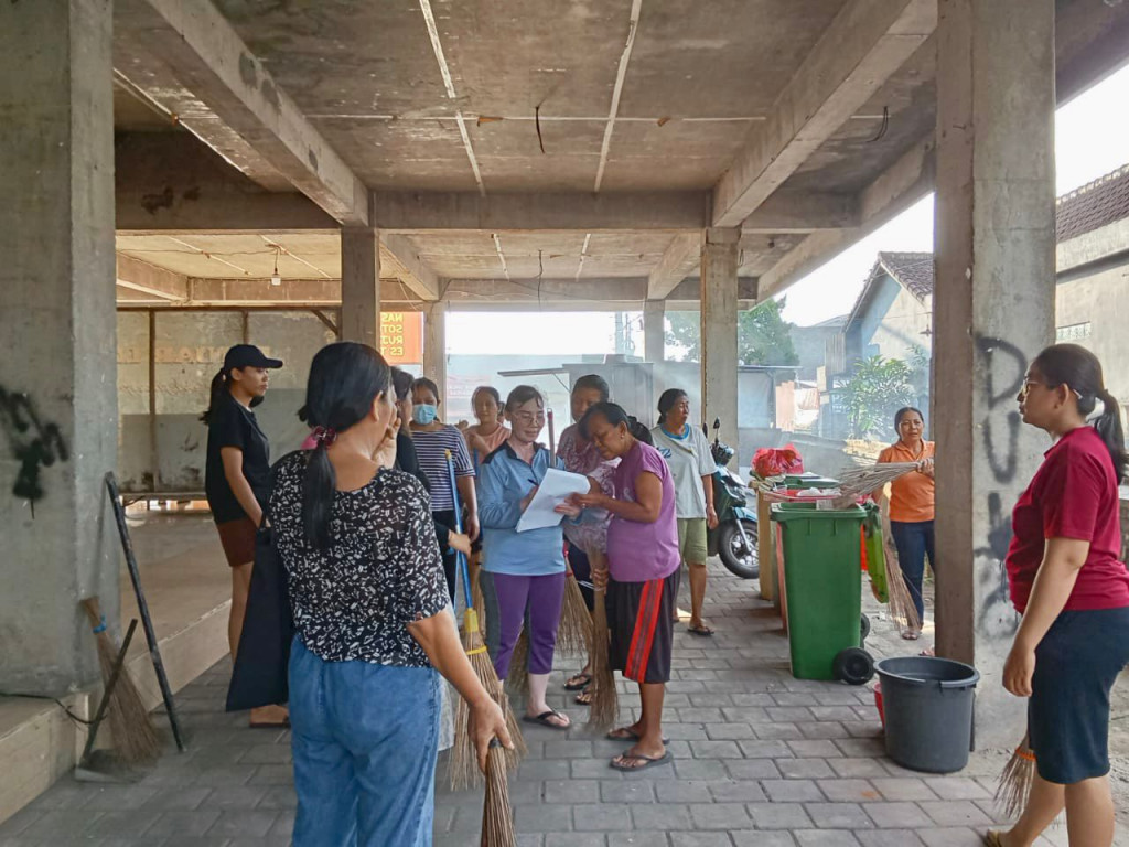 Kegiatan Gotong Royong PKK Banjar Lebak dalam Membersihkan Lingkungan Balai Banjar Lebak