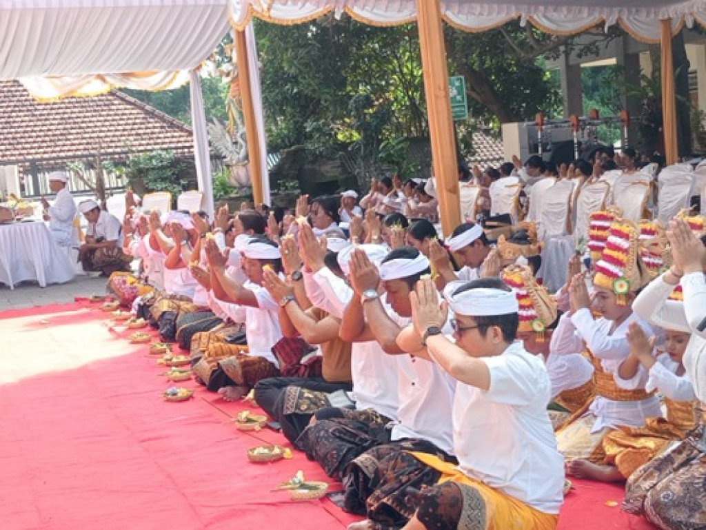 Kepala SDN 5 Dalung, Sambut Undangan dan Masyarakat dalam Upacara Pemelaspasan Gedung Baru SDN 5 Dalung
